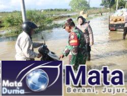 Tanggap Bencana, Polisi dan TNI Bantu Evakuasi Warga Terdampak Banjir di Sumenep