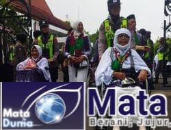 Sigap dan Tulus, Polwan Polres Bojonegoro Dampingi Calon Haji Lansia Menuju Bus