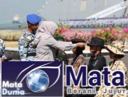 Gubernur Jawa Timur, Khofifah Indar Parawansa memimpin Pembaretan Bersama SMAN Taruna se-Jawa Timur Tahun 2025 yang digelar di Dermaga Madura Komando Armada (Koarmada) II TNI Angkatan Laut, Surabaya, Kamis (16/10/2025).