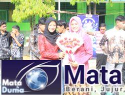 Momen Mengharukan|Guru SMAN 3 Sumenep Banjir Hadiah dan Bunga di HGN 2025