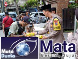Jum’at Berkah, Polsek Taman Berbagi Makanan di Jalan Raya Wonocolo Sidoarjo