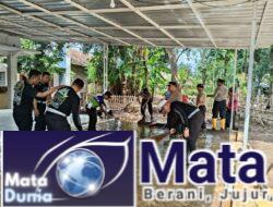 Polres Situbondo Bersihkan Fasum Terdampak Banjir Bandang di Desa Kalianget