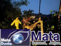 Hujan Deras Disertai Angin Kencang, Sejumlah Pohon Tumbang di Wilayah Hukum Polsek Ponggok