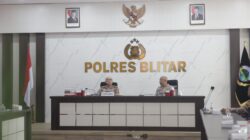 KAPOLRES BLITAR IKUTI ZOOM MEETING KAKORBINMAS BAHARKAM POLRI BERSAMA BHABINKAMTIBMAS