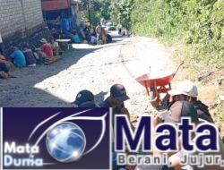 Jalan Rusak Tak Kunjung Diperbaiki, Warga Sumberboto Turun Tangan Sendiri