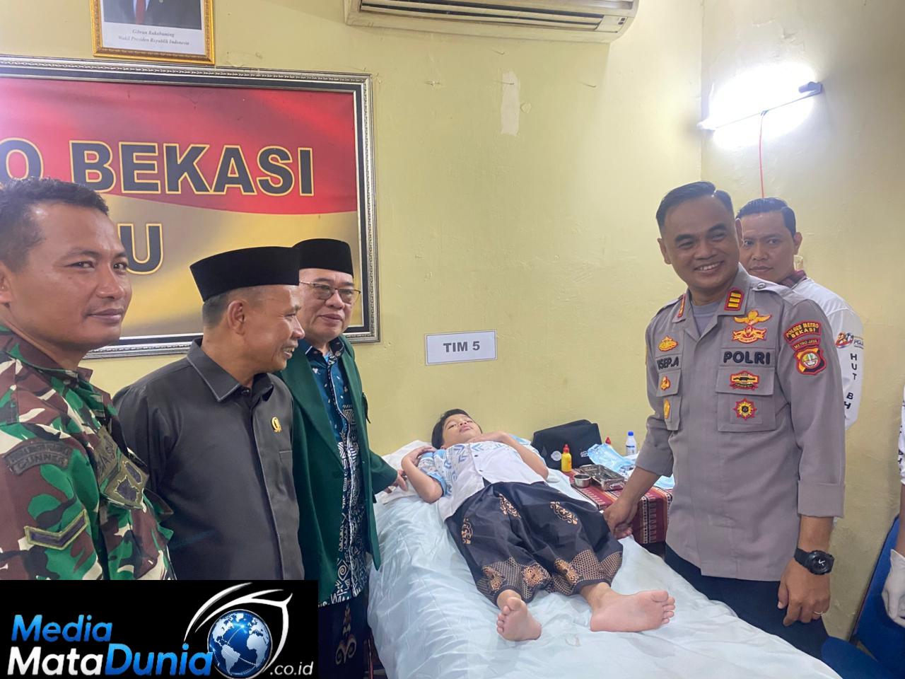 Kapolsek Setu AKP Usep Aramsyah memimpin kegiatan khitanan massal gratis bagi 40 anak dalam rangka Hari Bhayangkara ke-80 di Mapolsek Setu, Kabupaten Bekasi.