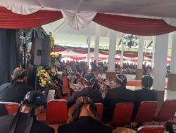 Ribuan Warga Padati Alun-alun Lodoyo Saksikan Tradisi Siraman Gong Kiai Pradah