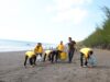 Sampah Pantai Dikumpulkan dan Dipilah, Aksi Bersih Polresta Banyuwangi di Pulau Santen Sasar Kenyamanan Pengunjung